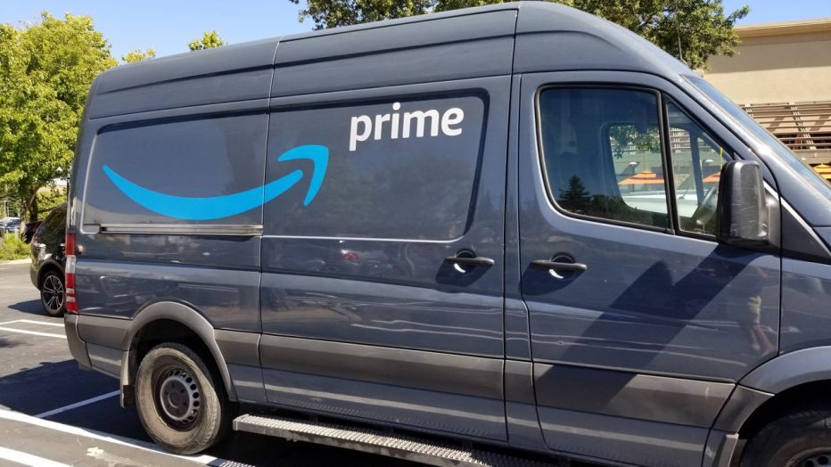 Florida Amazon Delivery Driver Busted On Camera Taking A Leak Outside ...