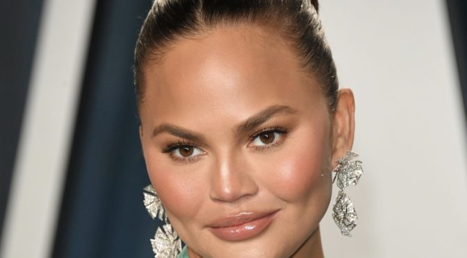 Chrissy Teigen Finally Apologizes For Her Days Of Bullying And Trolling ...