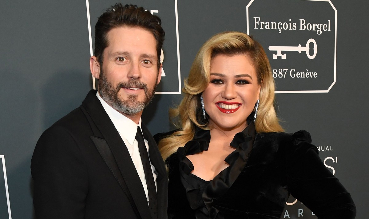 kelly clarkson husband court spying