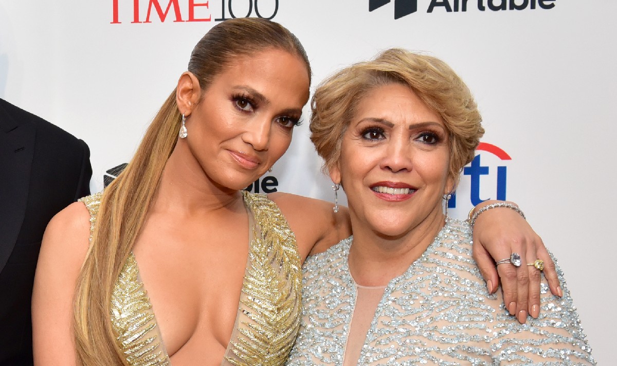 jennifer lopez mom netflix halftime
