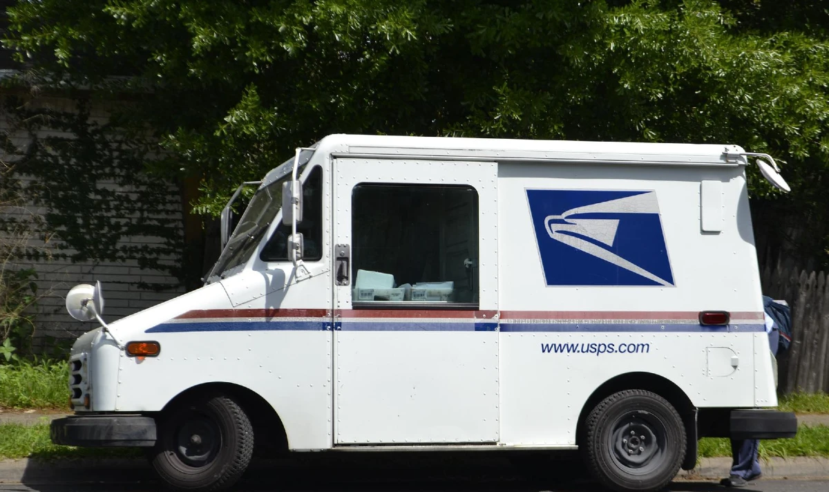 usps worker saves girl from car