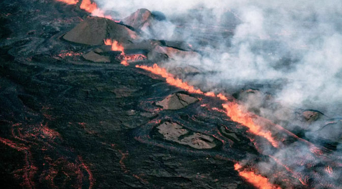 Hawaiis Mauna Loa Worlds Largest Active Volcano Erupts For The First Time In 38 Years 9059