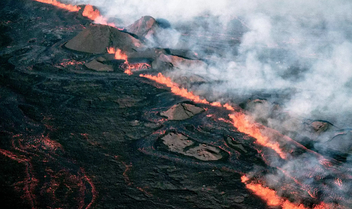 Hawaii’s Mauna Loa, World’s Largest Active Volcano, Erupts For The First Time In 38 Years; Residents Remain On Alert