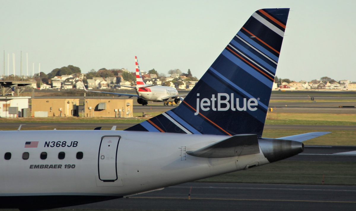 JetBlue passenger holds razor blade against woman’s neck