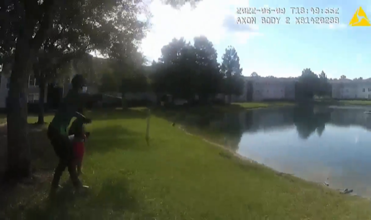 OMG! Florida Police Officer Who Can’t Swim Bravely Jumps Into Pond To Save Drowning Infant