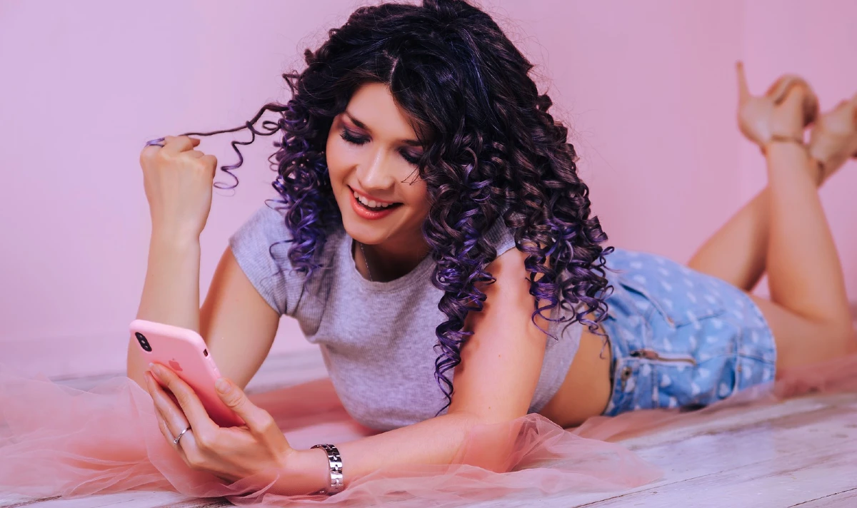 woman defrauds friend out of money after pretending to be online bf