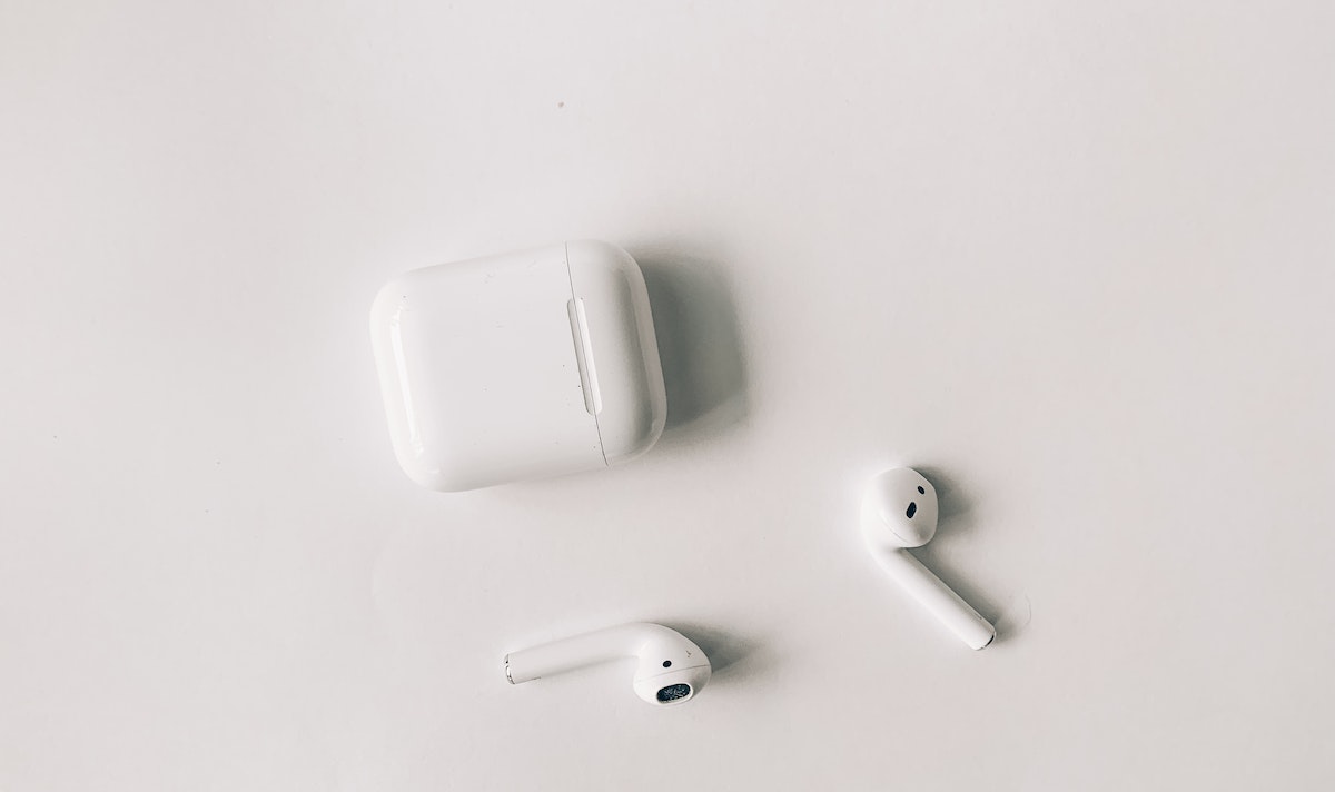 woman tracks lost airpods from plane to employees home