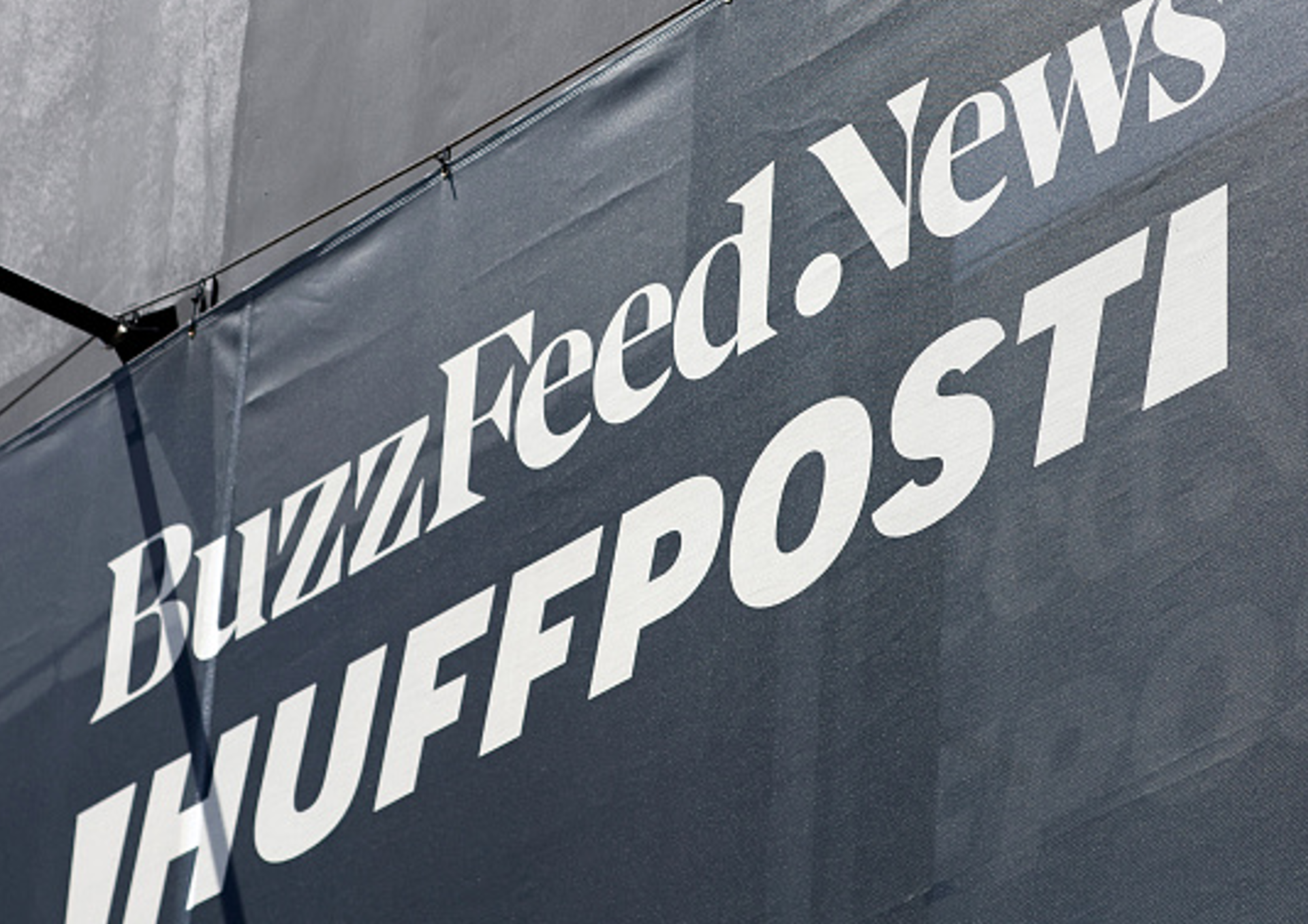 BuzzFeed News and Paper Magazine shuts down due to ad revenue loss