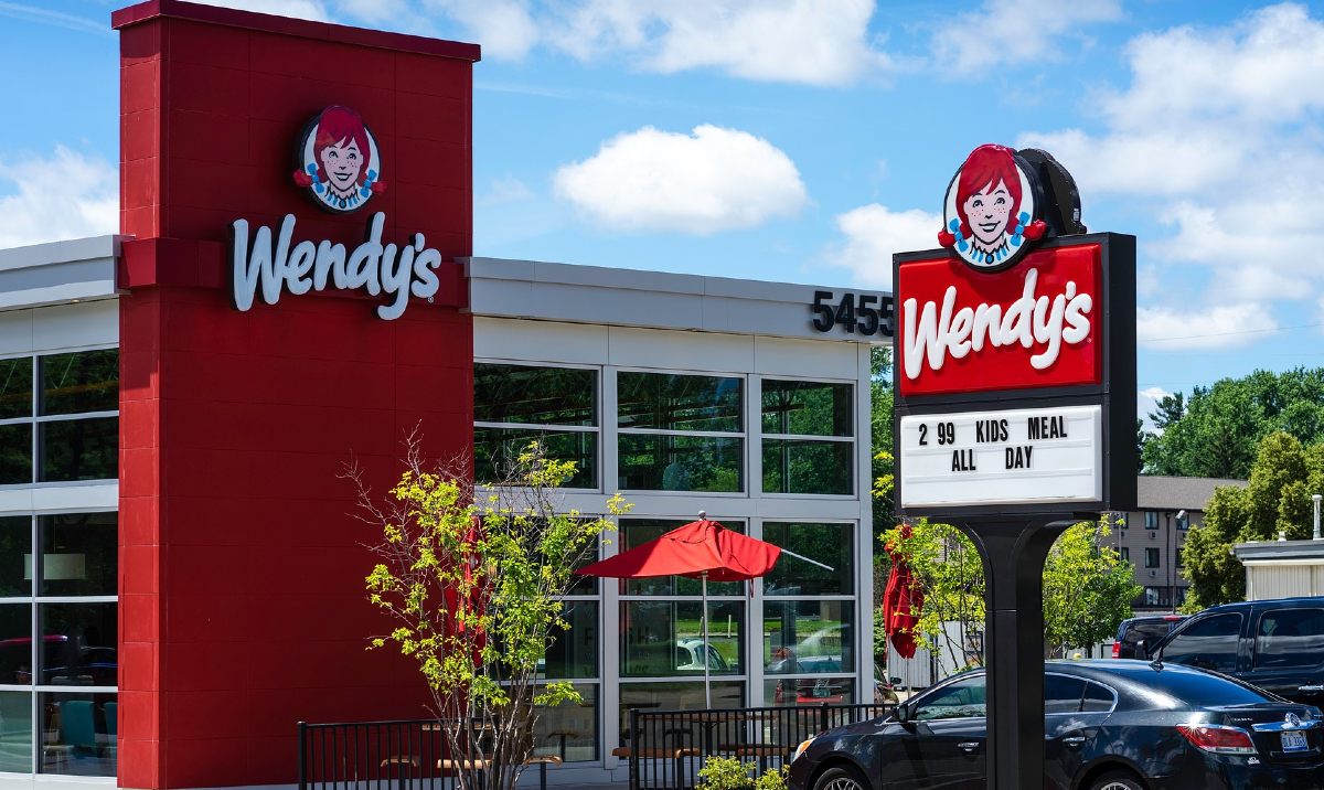 woman files lawsuit against Wendys after burger breaks teeth