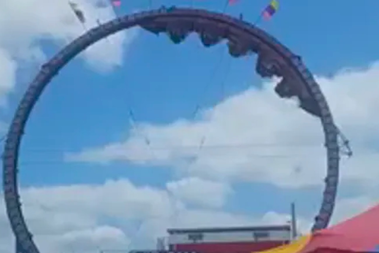 Omg Rollercoaster In Wisconsin Leaves Riders Stuck Upside Down For Hours • Hollywood Unlocked