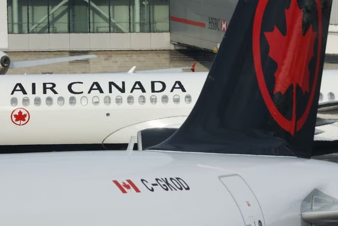 Air Canada Apologizes After 2 Passengers Are Removed From Plane For Complaining About The Crew Using Ground Coffee Beans & Perfume To Mask Seats Covered In Vomit