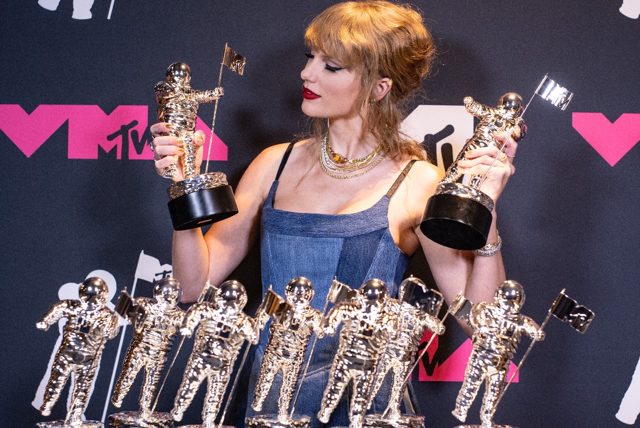 Congrats! Taylor Swift Makes VMAs History With Most Video Of The Year