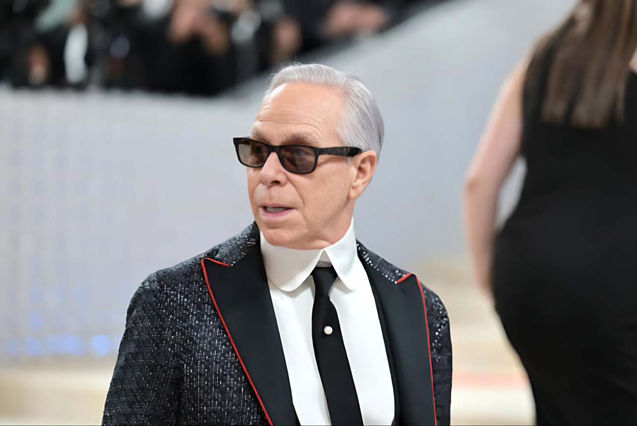 Tommy Hilfiger recently gave his thoughts on women who wear baggy jeans. According to @pagesix, the fashion designer hates to see a woman wearing that type of attire because he prefers something more “form-fitting.”