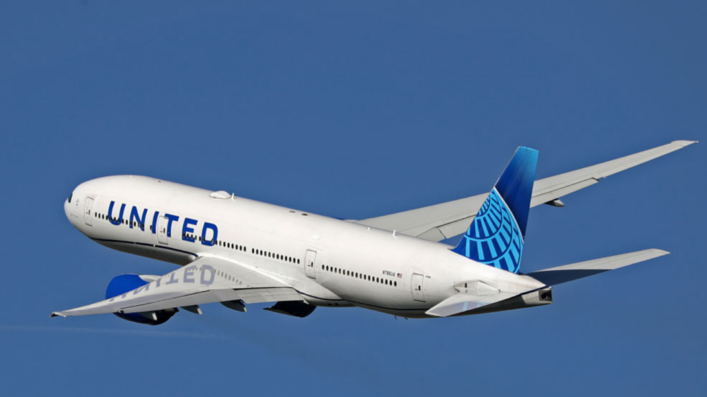 United Airlines CEO Pledges Improvement After String of Flight ...