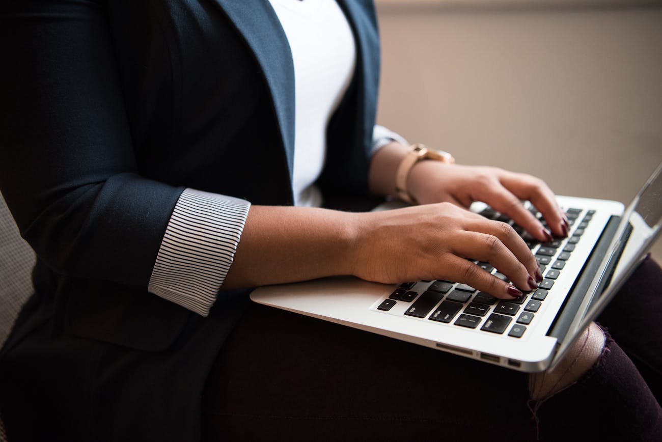 woman typing dating stories on Facebook