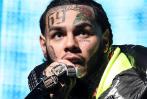 Tekashi 6ix9ine seems to have encountered additional legal issues in the United States as federal agents reportedly arrived at his residence