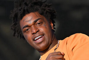 Kodak Black no longer has to worry about his recent drug possession case because a judge just dismissed the remaining tampering charge against the Florida rapper, according to TMZ. 