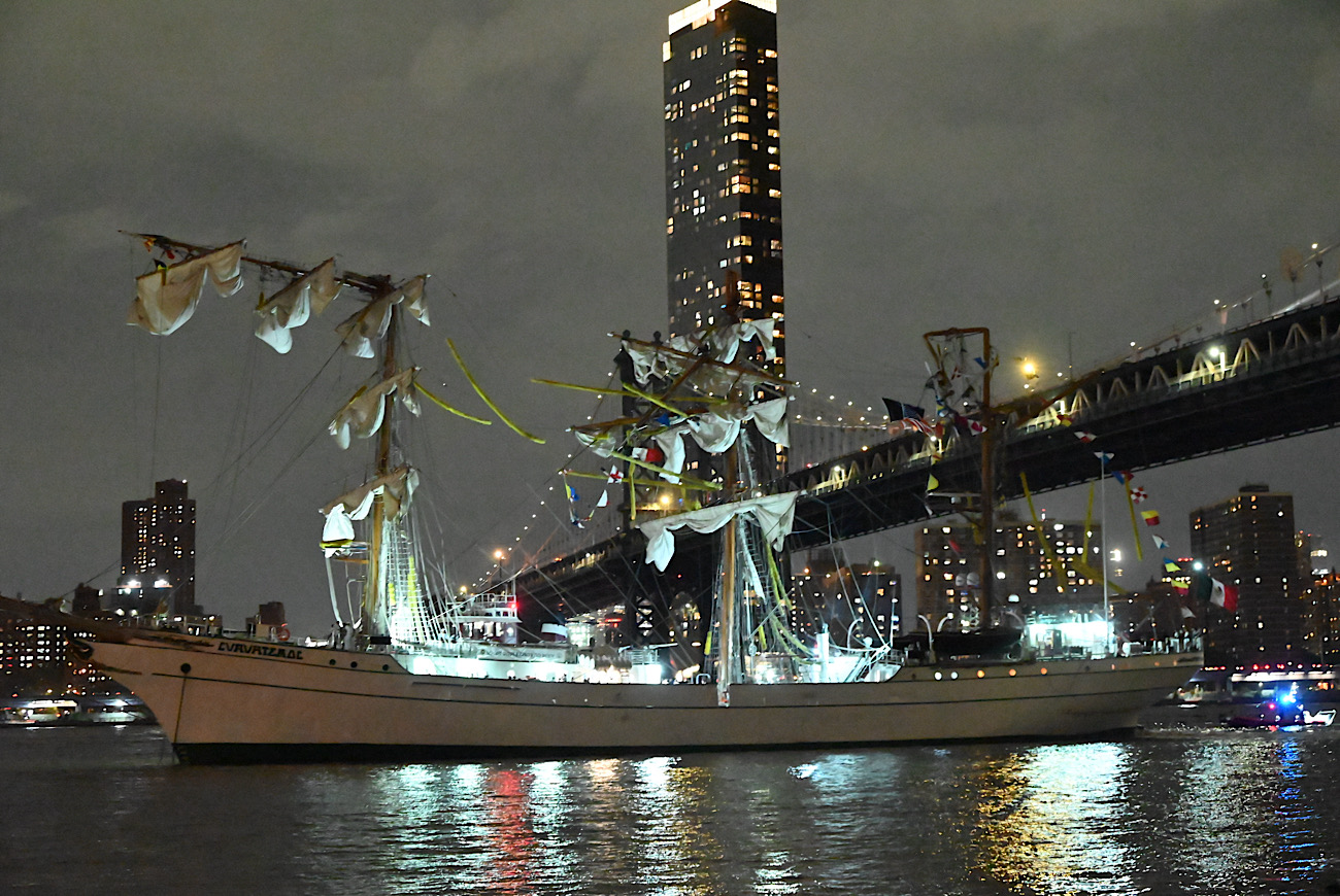 Around 20 Injured, 4 Critically, After Mexican Navy Training Ship, Carrying 277 Passengers, Slams Into Brooklyn Bridge