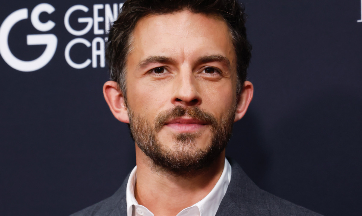  Jonathan Bailey Crowned PEOPLE’s 2025 “Sexiest Man Alive” — First Openly Gay Star to Snag Title
