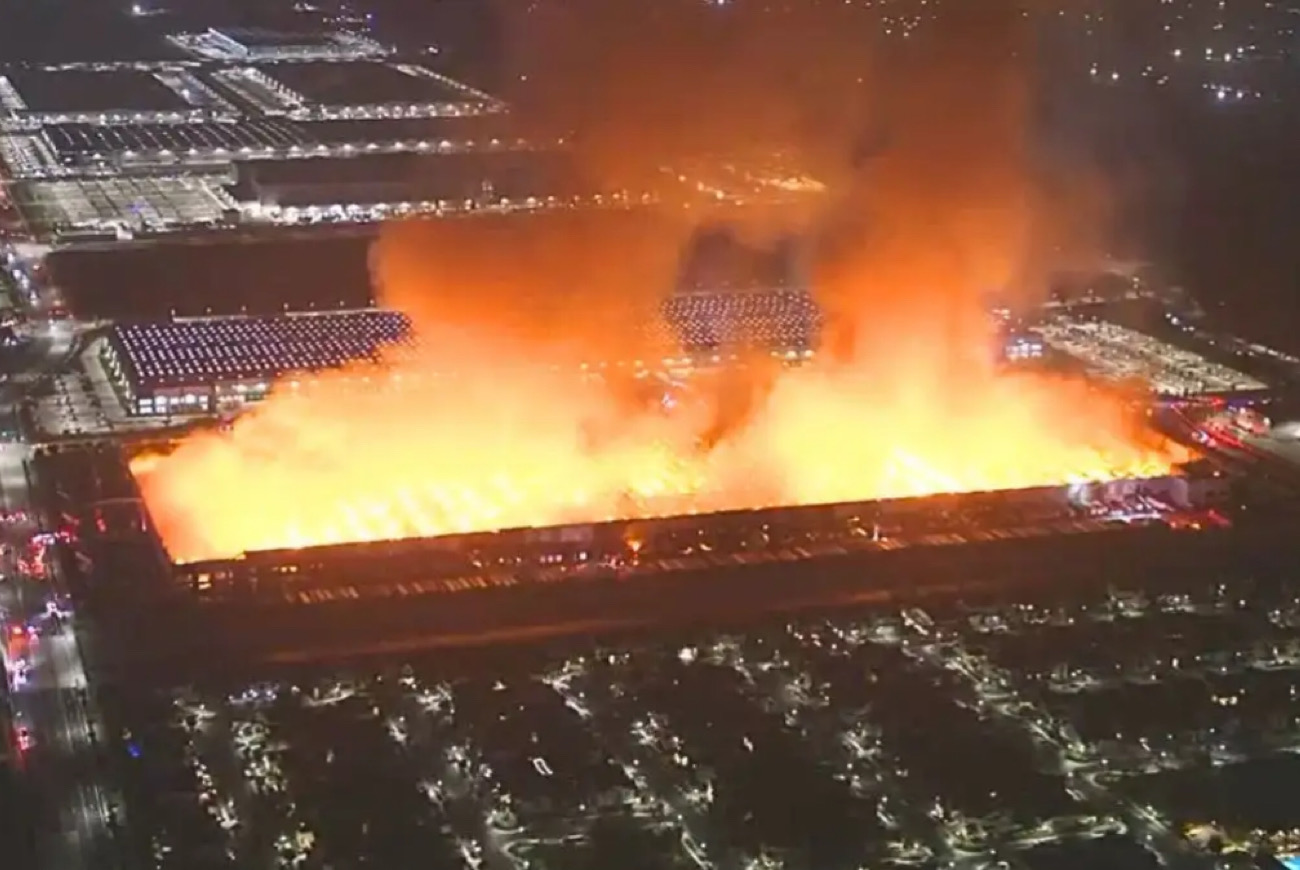 Massive Warehouse Fire Breaks Out After Employee Shares Footage Of Himself Lighting Toilet Paper On Fire: ‘All You Had To Do Was Pay Us Enough’ Massive Warehouse Fire Breaks Out After Employee Shares Footage Of Himself Lighting Toilet Paper On Fire: ‘All You Had To Do Was Pay Us Enough’